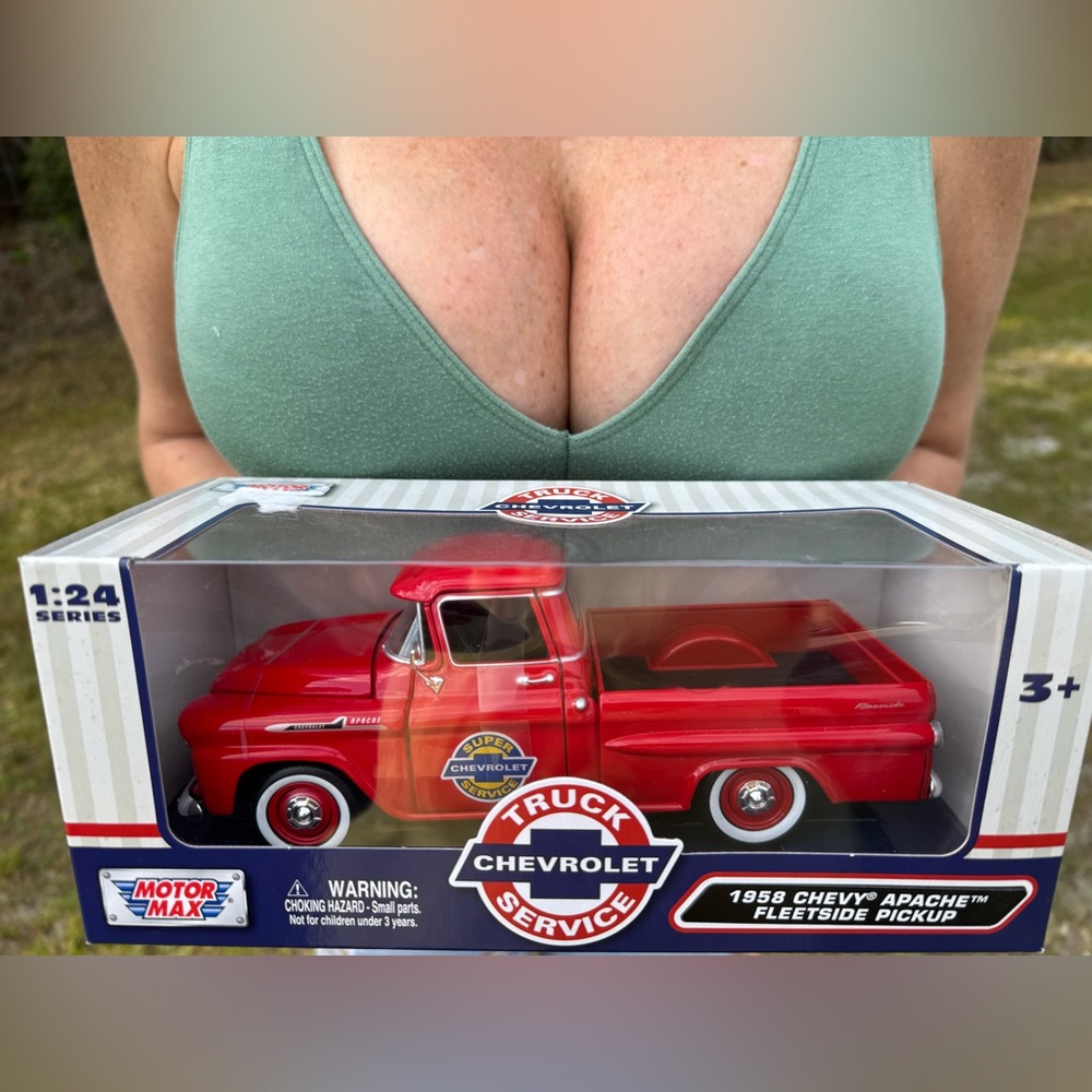 1958 Chevy Apache Fleetside Pickup MotorMax 1:24 Diecast Model Red NEW IN BOX